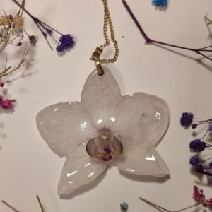 COLGANTE con UNA ORQUÍDEA BLANCA encapsulada en resina.