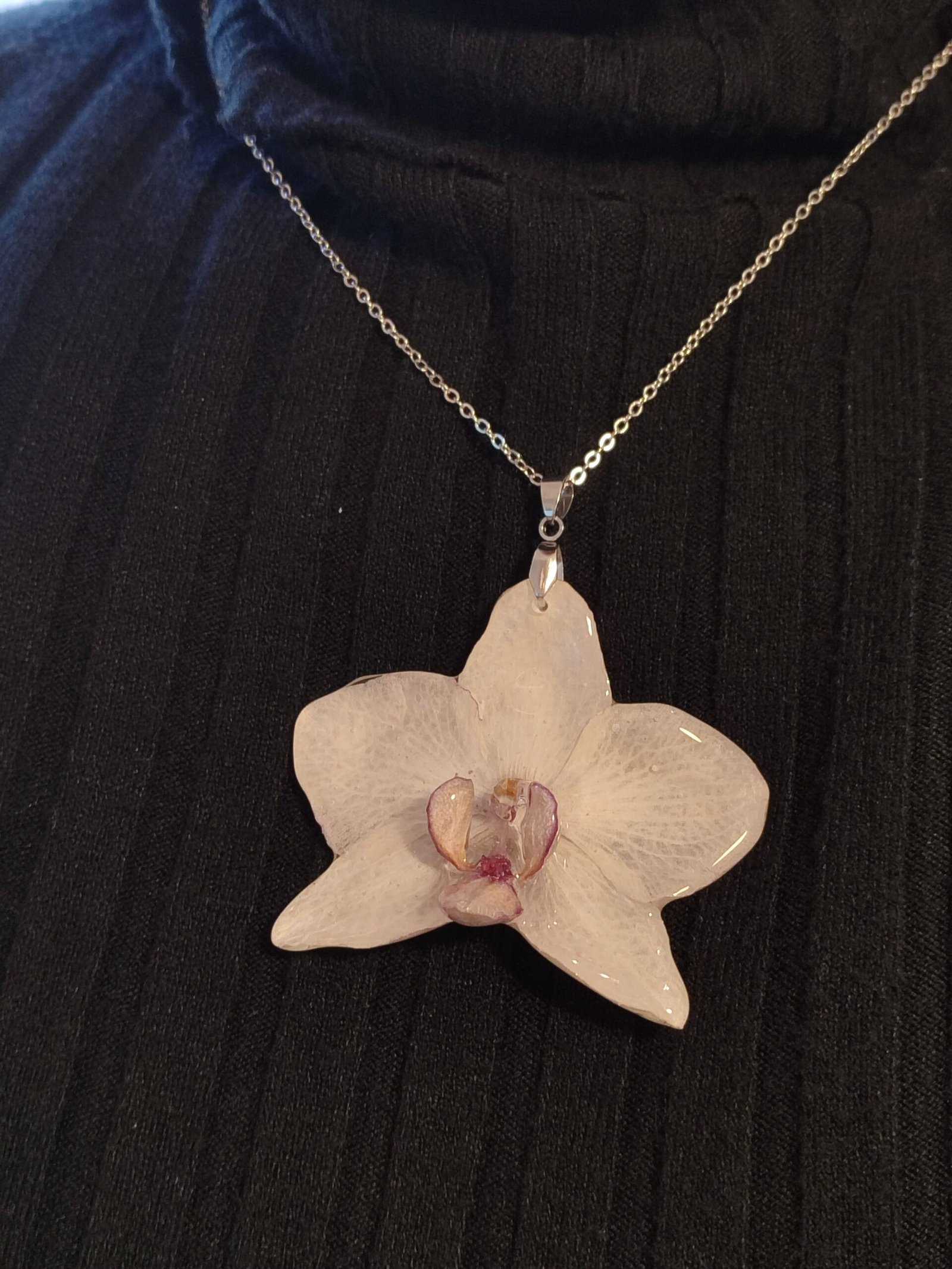 COLGANTE con UNA ORQUÍDEA BLANCA encapsulada en resina.