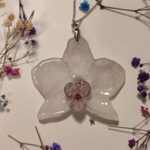 COLGANTE con UNA ORQUÍDEA BLANCA encapsulada en resina.