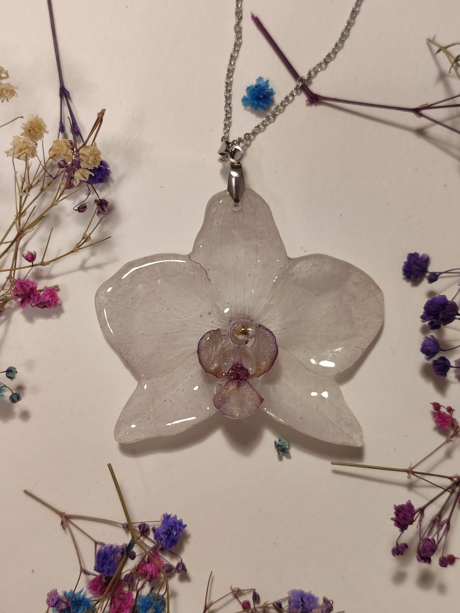 COLGANTE con UNA ORQUÍDEA BLANCA encapsulada en resina.