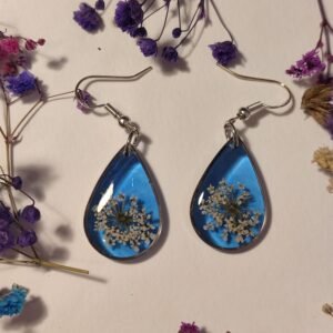 PENDIENTES con en forma de gota con resina coloreada con tinta de alcohol azul y una FLOR DE ZANAHORIA SILVESTRE encapsulada. 