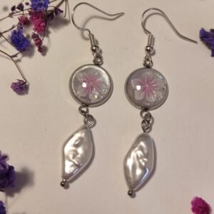 PENDIENTES con una FLOR BLANCA (pegatina) SOBRE FONDO BLANCO NACARADO y encapsulada en resina.
