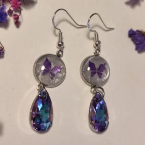 PENDIENTES con una MARIPOSA (pegatina) SOBRE FONDO BLANCO NACARADO y encapsulada en resina.
