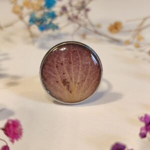 Anillo con base ajustable con UN PÉTALO DE HORTENSIA encapsulado en resina.