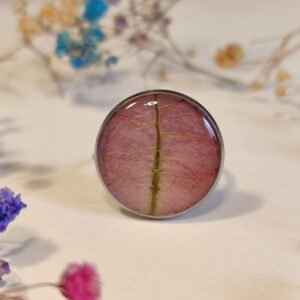 Anillo con base ajustable con UN PÉTALO DE BUGANVILLA encapsulado en resina.