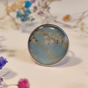 Anillo con base ajustable con UN PRINT SIMILANDO LA PINTURA ALMENDRO EN FLOR DE VAN GOGH encapsulado en resina.