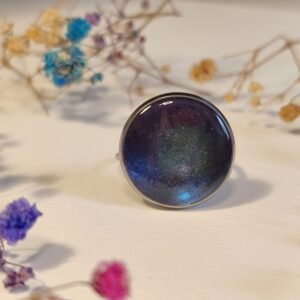 Anillo ajustable de acero inoxidable con POLVO IRIDISCENTE encapsulado en resina.