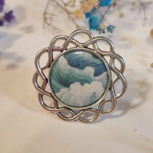 Anillo con base ajustable con UN PRINT CON ESTAMPADO DE OLAS encapsulado en resina.
