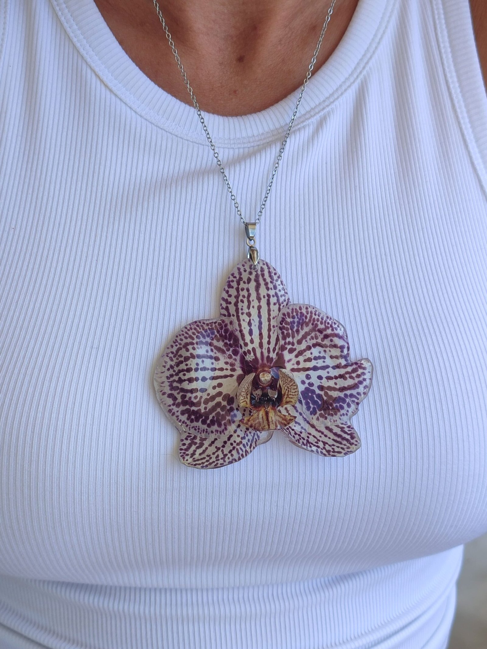 Colgante con UNA FLOR REAL DE ORQUÍDEA encapsulada en resina.