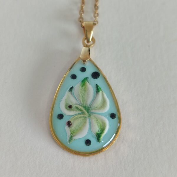 Colgante en forma de gota con un diseño de UNA FLOR VERDE