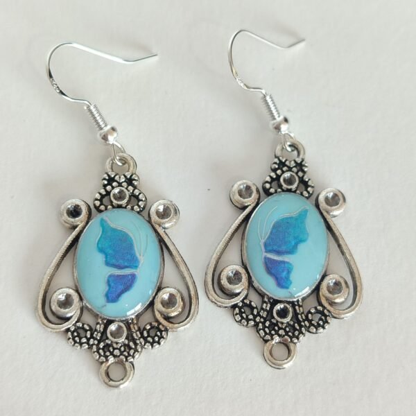 Pendientes con fornitura Vintage y con motivo de una MARIPOSA AZUL