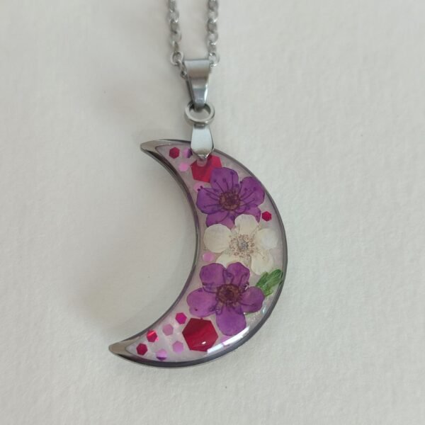 Colgante en forma de LUNA con FLORES LILAS