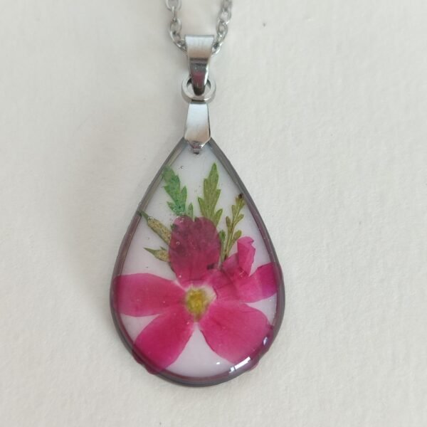 Colgante en forma de GOTA con UNA FLOR DE VERBENA FUCSIA