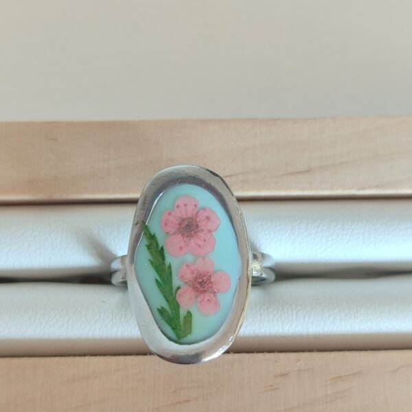 Anillo con DOS FLORES ROSAS sobre fondo VERDE MENTA