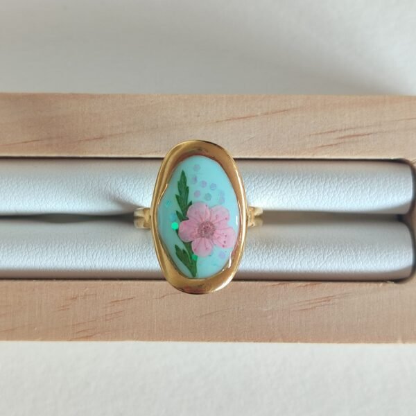 Anillo con UNA FLOR ROSA sobre fondo VERDE MENTA