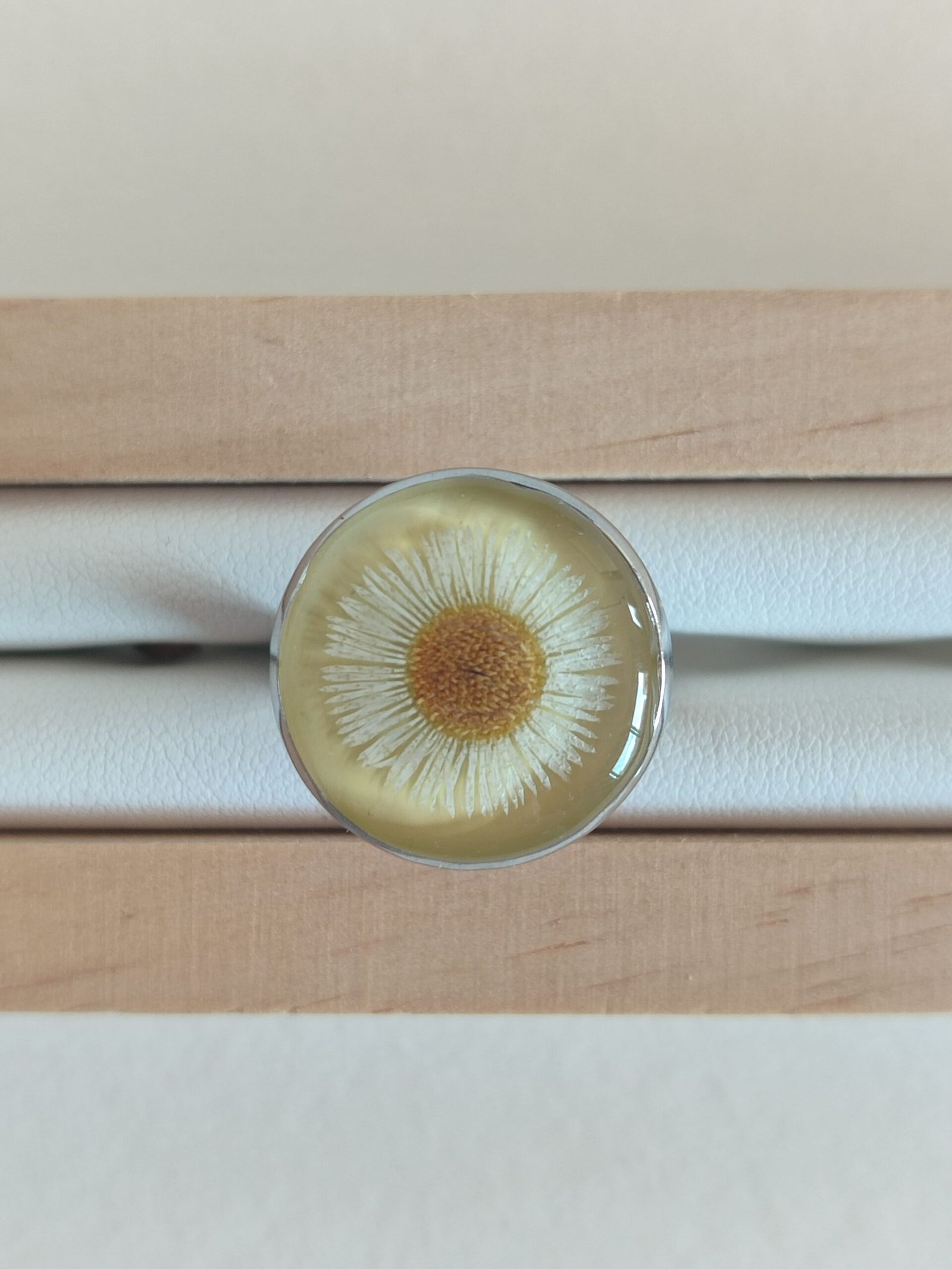 Anillo con un una MARGARITA BLANCA encapsulada en resina