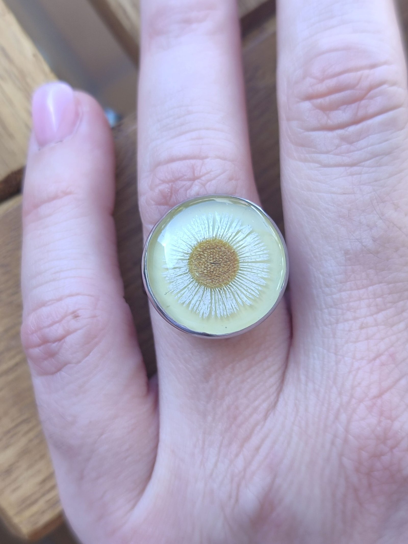 Anillo con un una MARGARITA BLANCA encapsulada en resina