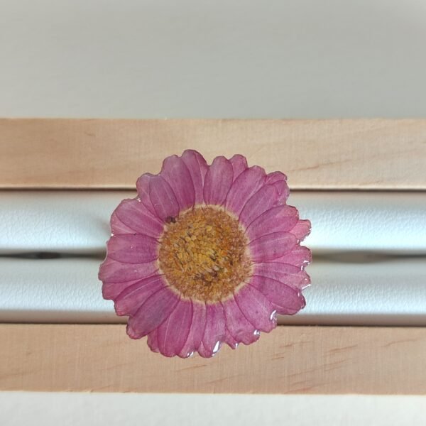 Anillo con un CRISANTEMO encapsulado en resina