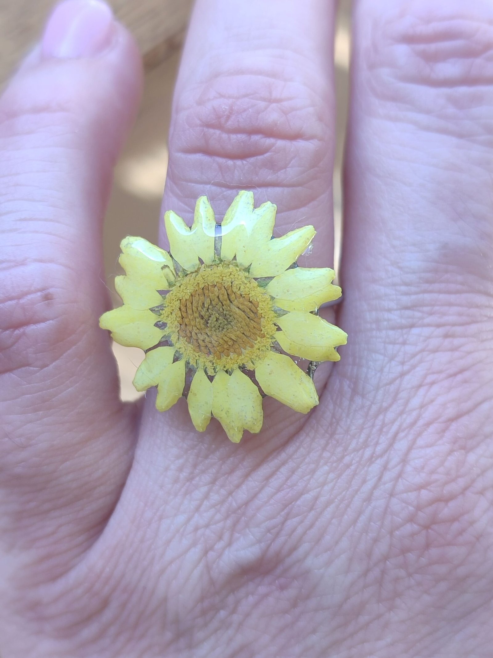 Anillo con una MARGARITA AMARILLA encapsulada en resina