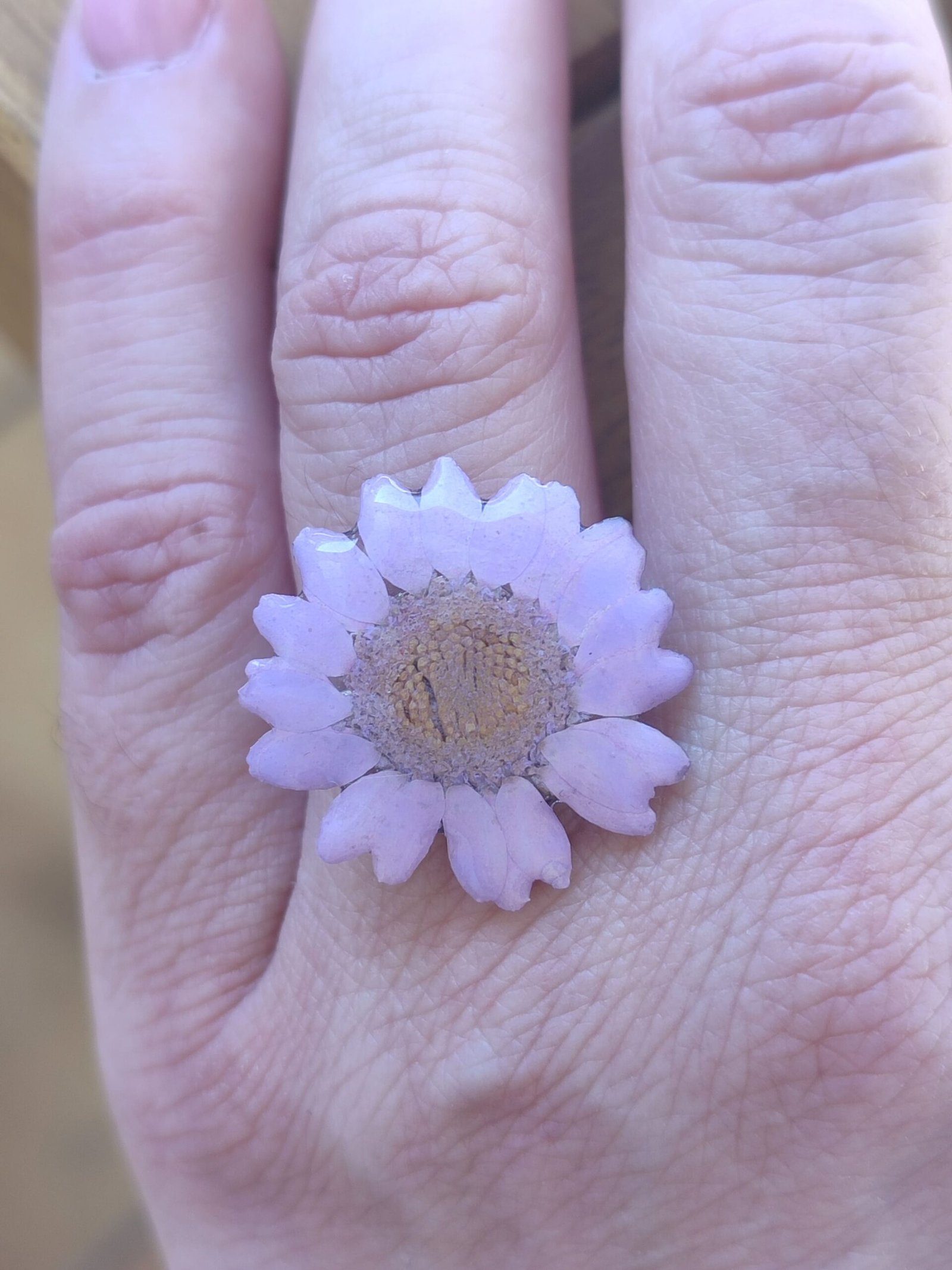 Anillo con una MARGARITA LILA encapsulada en resina