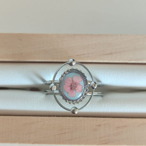 Anillo con una FLOR ROSA encapsulada en resina
