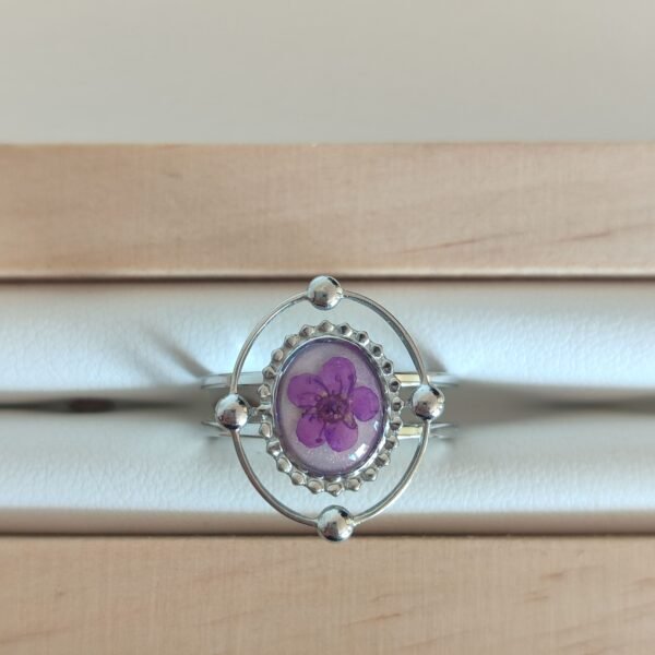 Anillo con una FLOR LILA encapsulada en resina