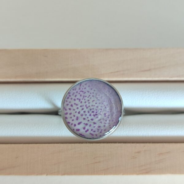 Anillo con un pétalo de ORQUÍDEA encapsulado en resina