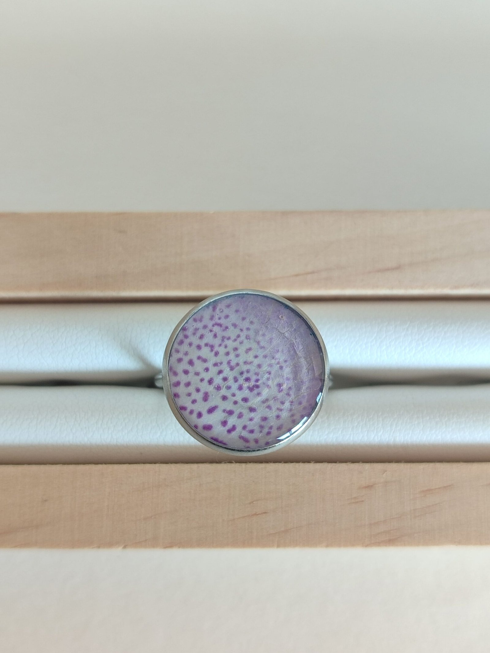Anillo con un pétalo de ORQUÍDEA encapsulado en resina