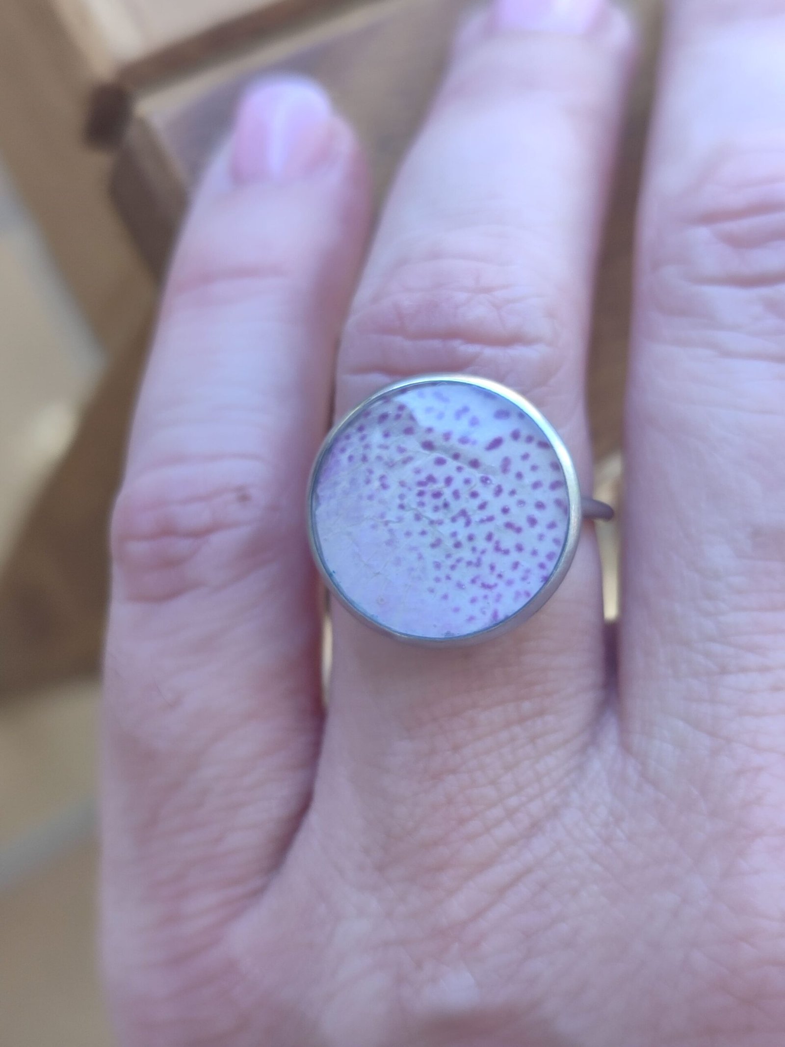 Anillo con un pétalo de ORQUÍDEA encapsulado en resina