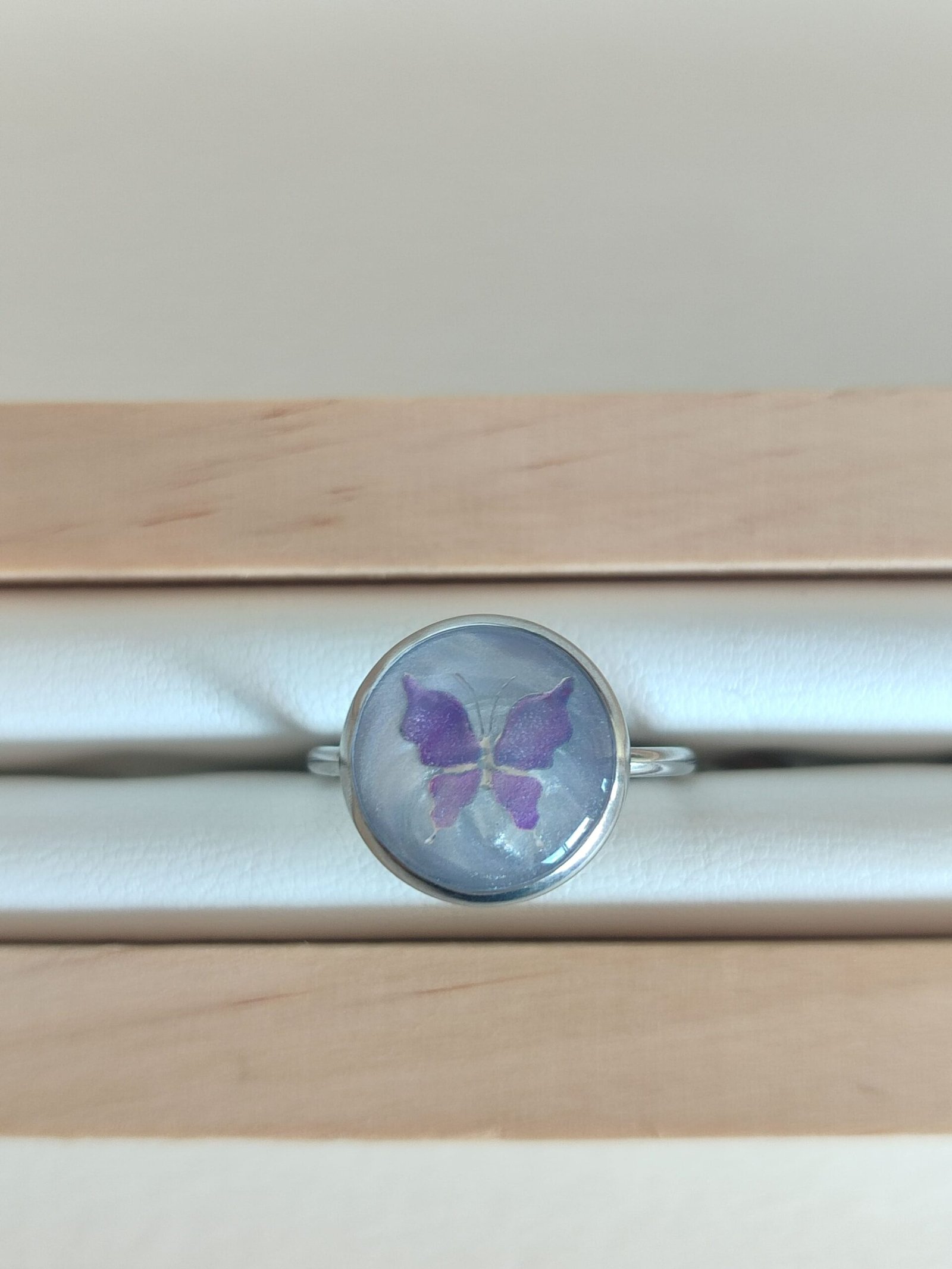 Anillo con un MOTIVO DE UNA MARIPOSA LILA