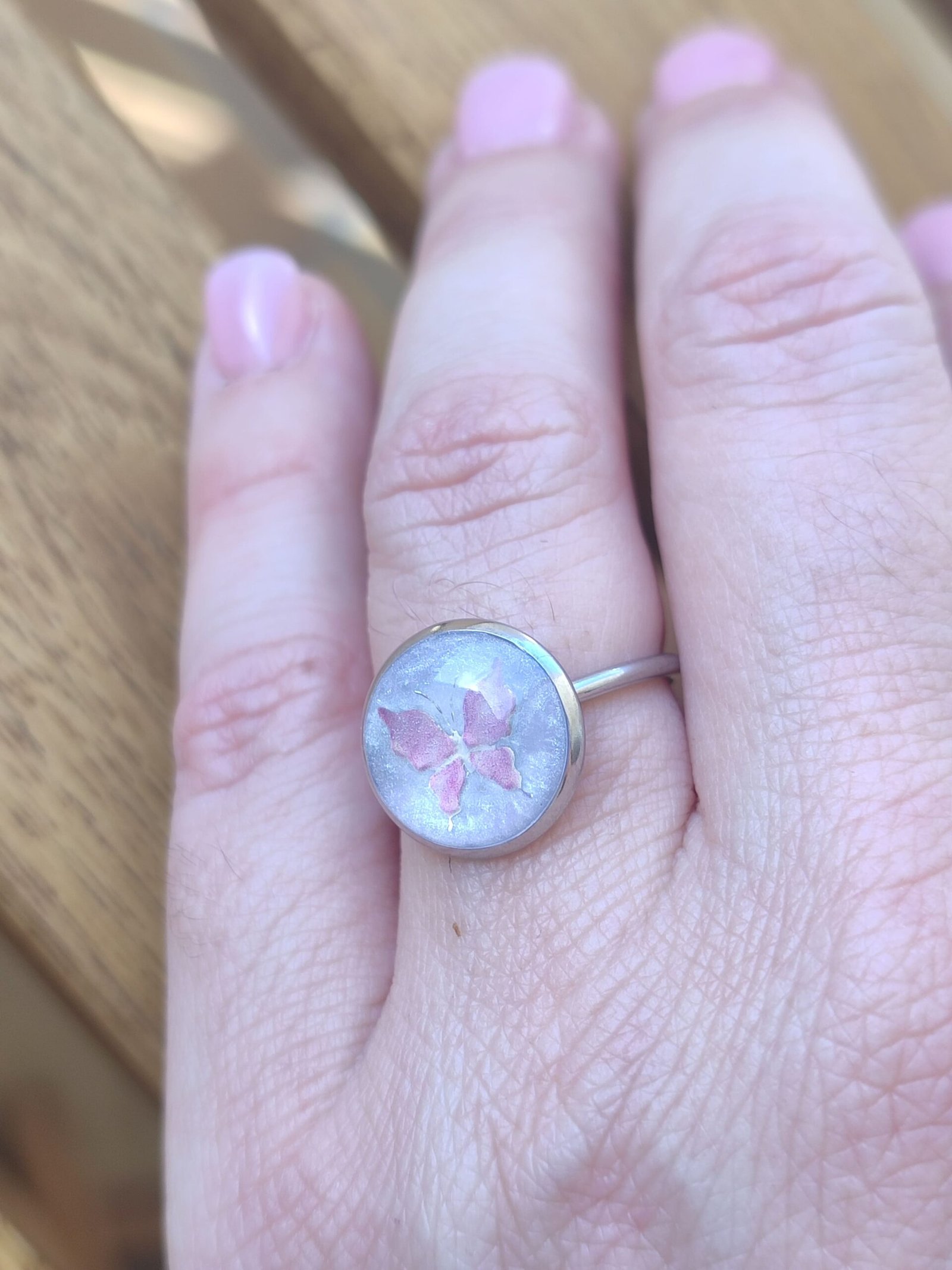 Anillo con un MOTIVO DE UNA MARIPOSA LILA