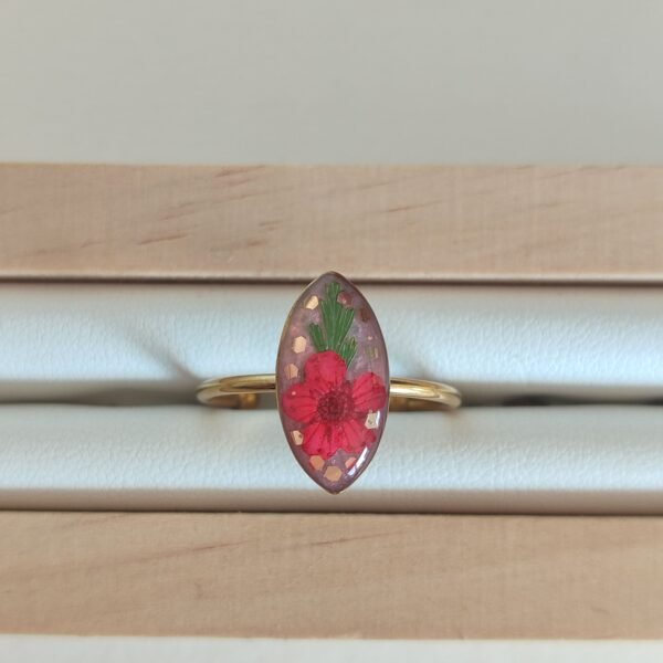 Anillo con una FLOR ROJA encapsulada en resina