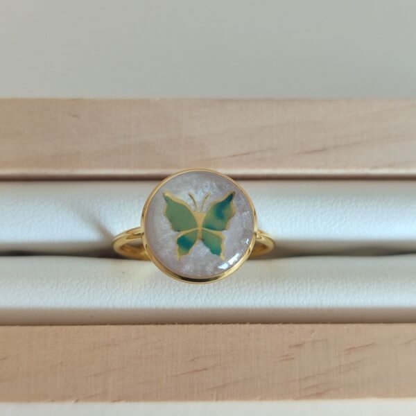 Anillo con un motivo de una MARIPOSA VERDE