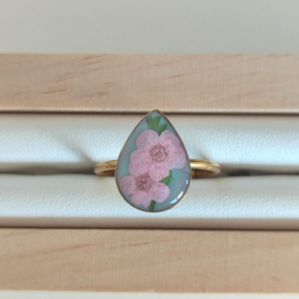Anillo en forma de GOTA con FLORES ROSAS