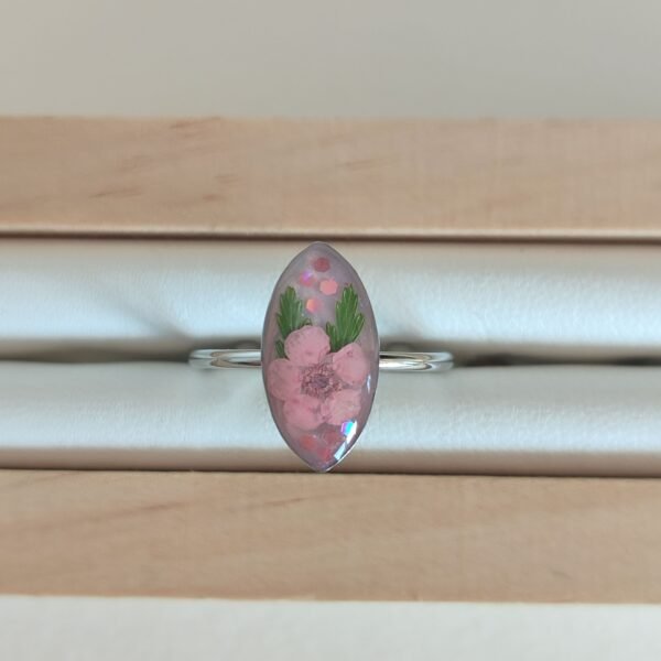 Anillo con FLORES ROSAS encapsuladas en resina