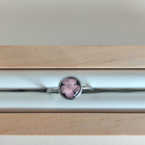 Anillo con una FLOR ROSA encapsulada en resina