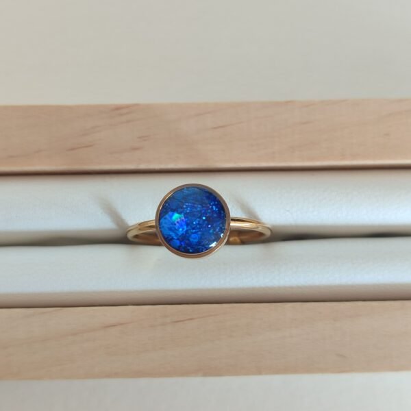 Anillo con PURPURINA AZUL encapsulada en resina