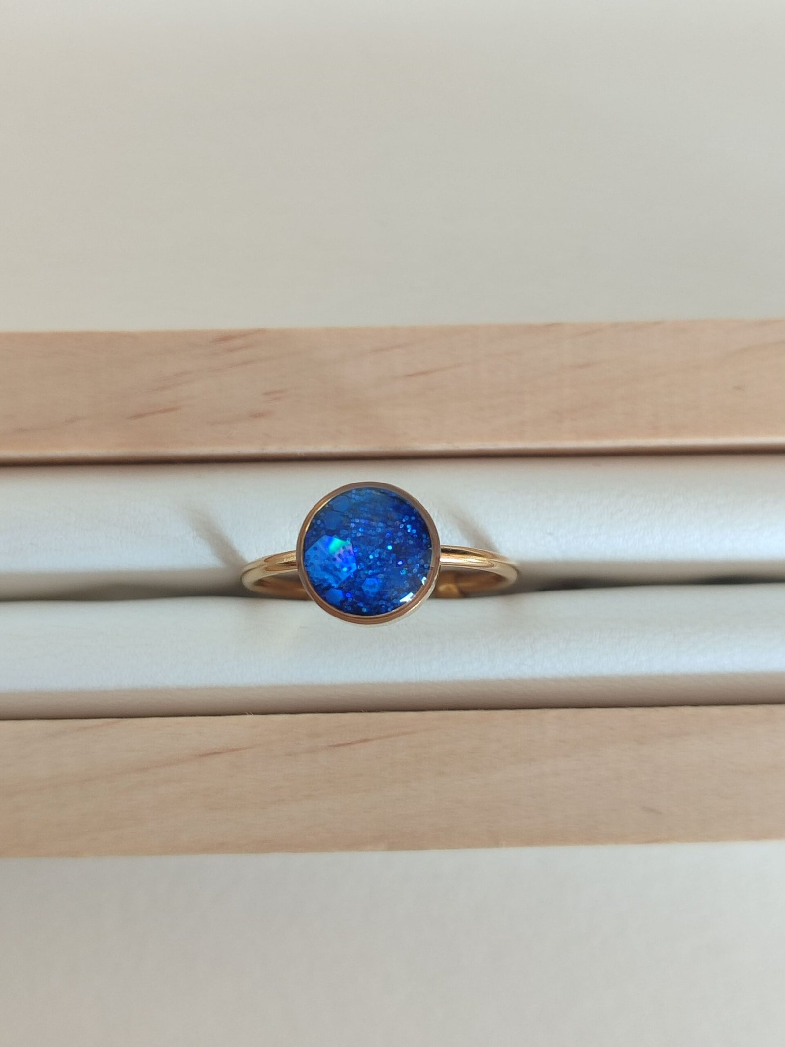 Anillo con PURPURINA AZUL encapsulada en resina