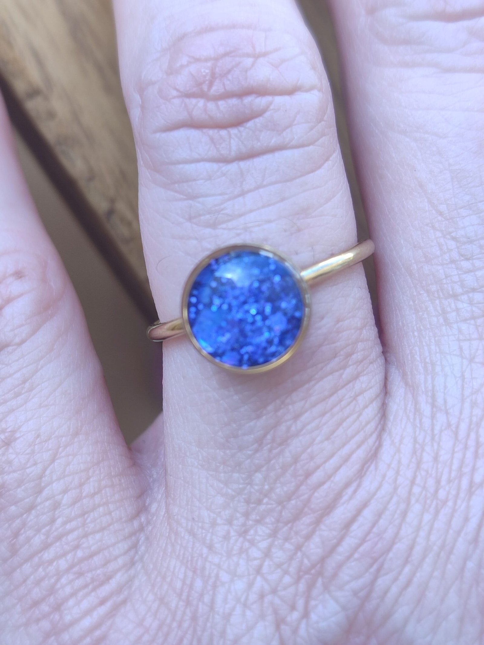 Anillo con PURPURINA AZUL encapsulada en resina