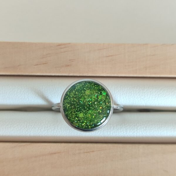 Anillo con PURPURINA VERDE encapsulada en resina