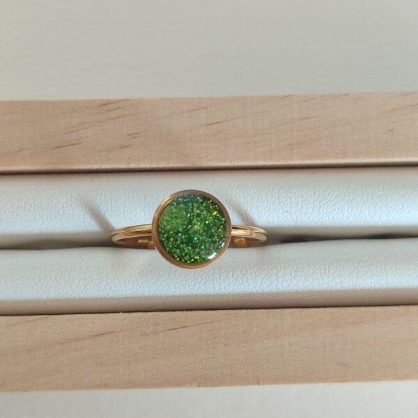 Anillo con PURPURINA VERDE encapsulada en resina