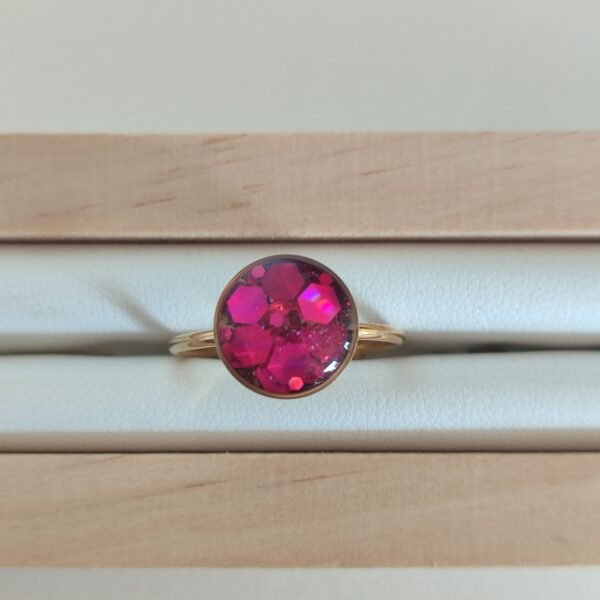 Anillo con PURPURINA FUCSIA encapsulada en resina