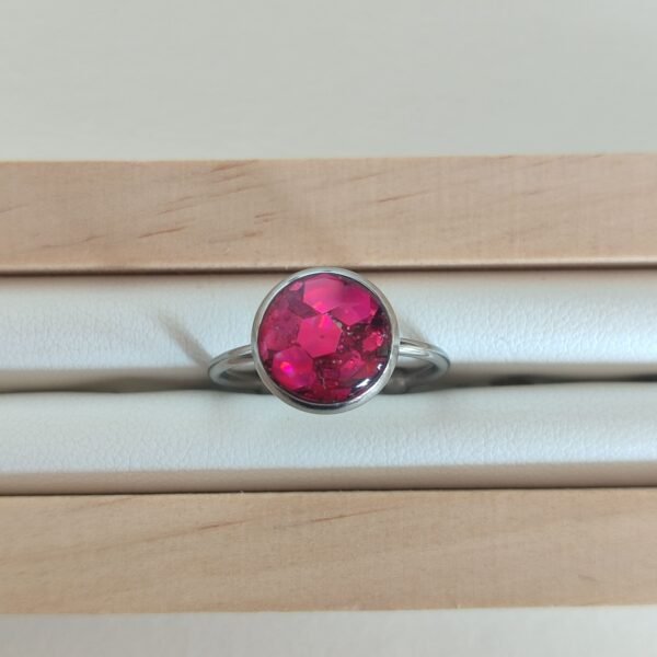 Anillo con PURPURINA FUCSIA encapsulada en resina