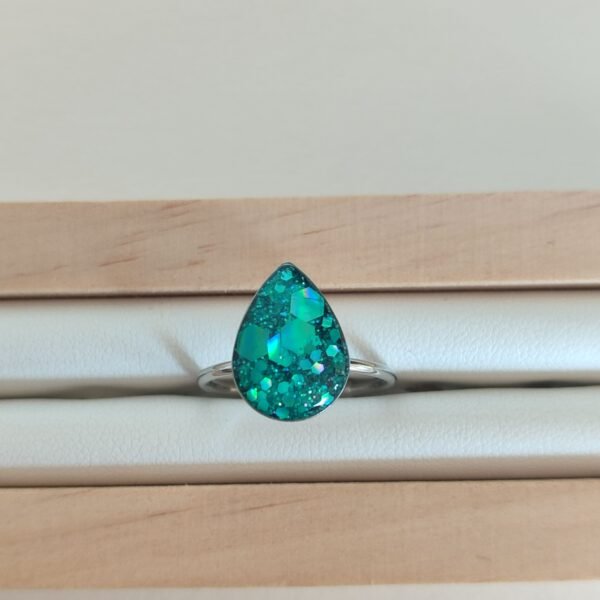 Anillo con PURPURINA TUQUESA encapsulada en resina