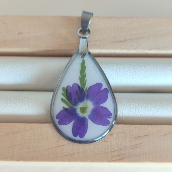 Colgante con una FLOR DE VERBENA LILA encapsulada en resina