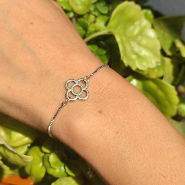 Pulsera ajustable de acero inoxidable con un aplique del PANOT DE BARCELONA
