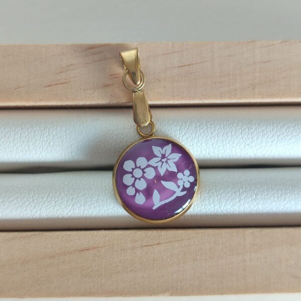 Colgante con un motivo de FLORES BLANCAS