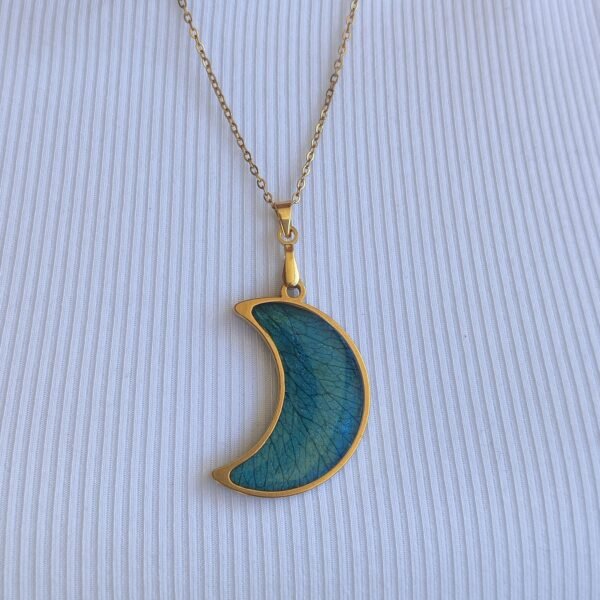 Colgante en forma de LUNA con un pétalo de ROSA AZUL encapsulado en resina