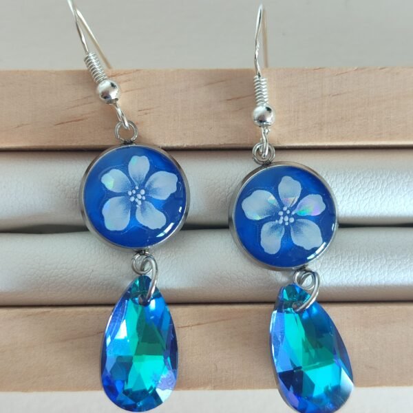 Pendientes con un motivo de una FLOR AZUL y gota BRILLANTE