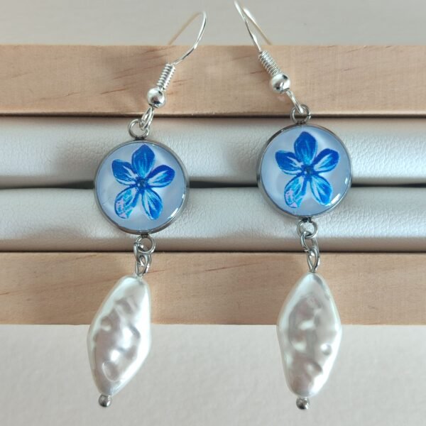 Pendientes con un motivo de una FLOR AZUL y PIEDRA TIPO PERLA en blanco